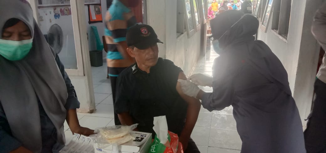 Perangkat Desa Lasalimu Mengikuti Vaksin Covid-19