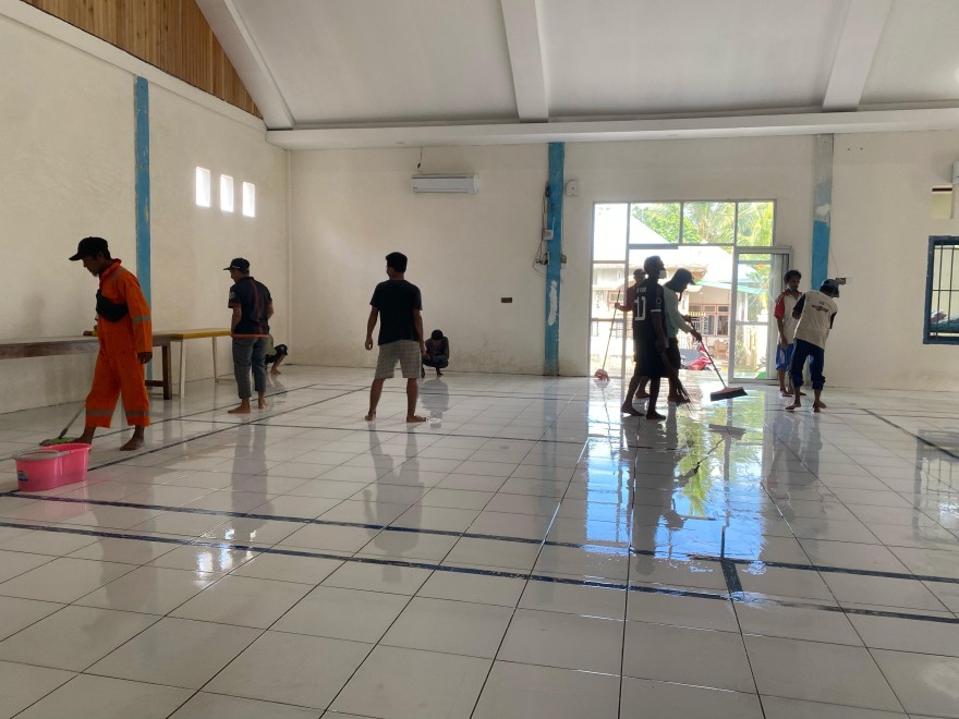 PEMERINTAH DESA LASALIMU BERSAMA MASYARAKAT BERSAMA-SAMA MEMBERSIHKAN BALAI DESA LASALIMU